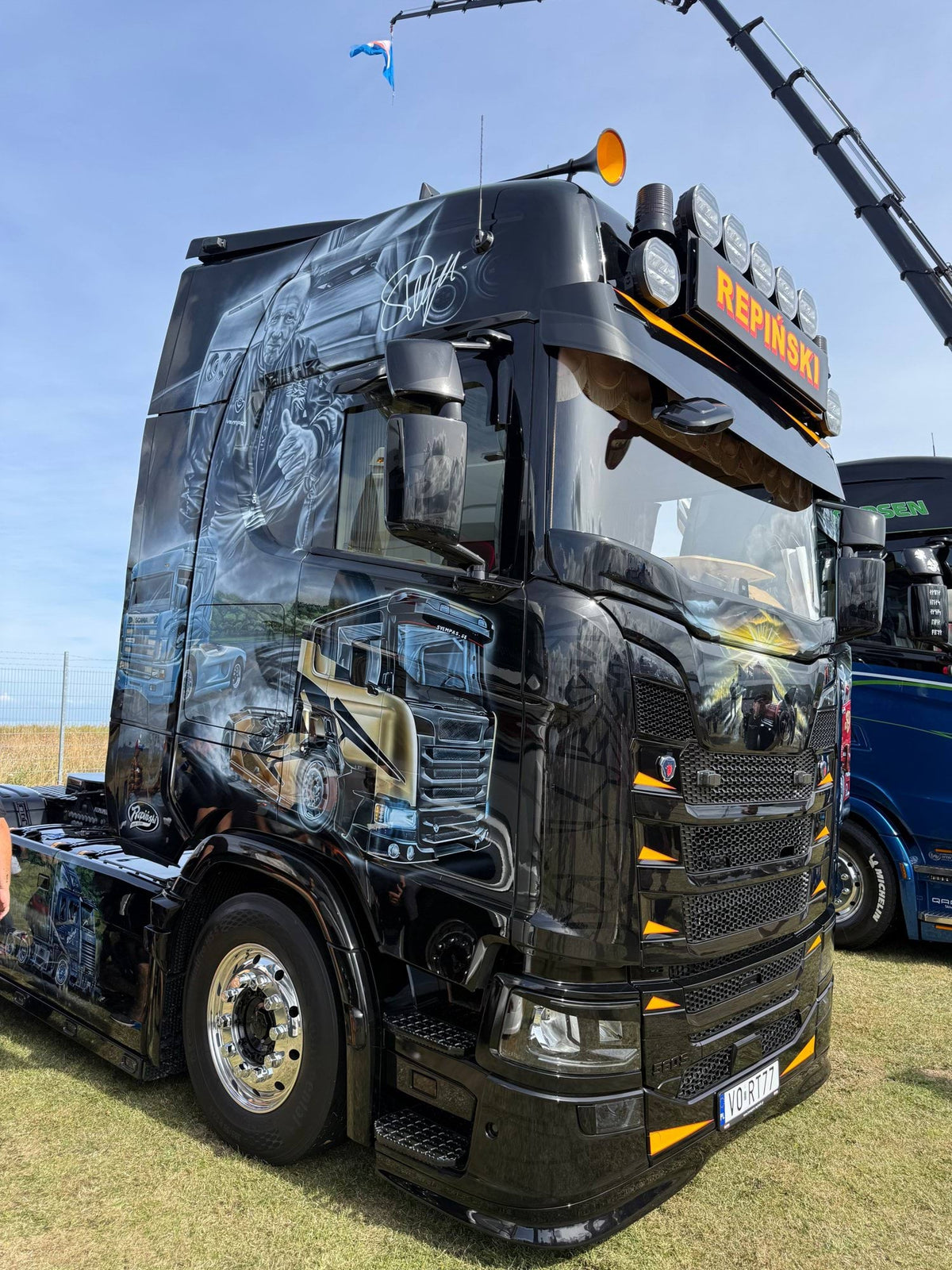 Flot sort showtruck fra Repinski med detaljeret speciallakering udstillet til et dansk truckshow.